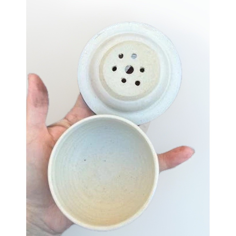 Hand-thrown Ceramic Soap Dish with a Blue Leaf-patterned‎ Drain Plate and Base